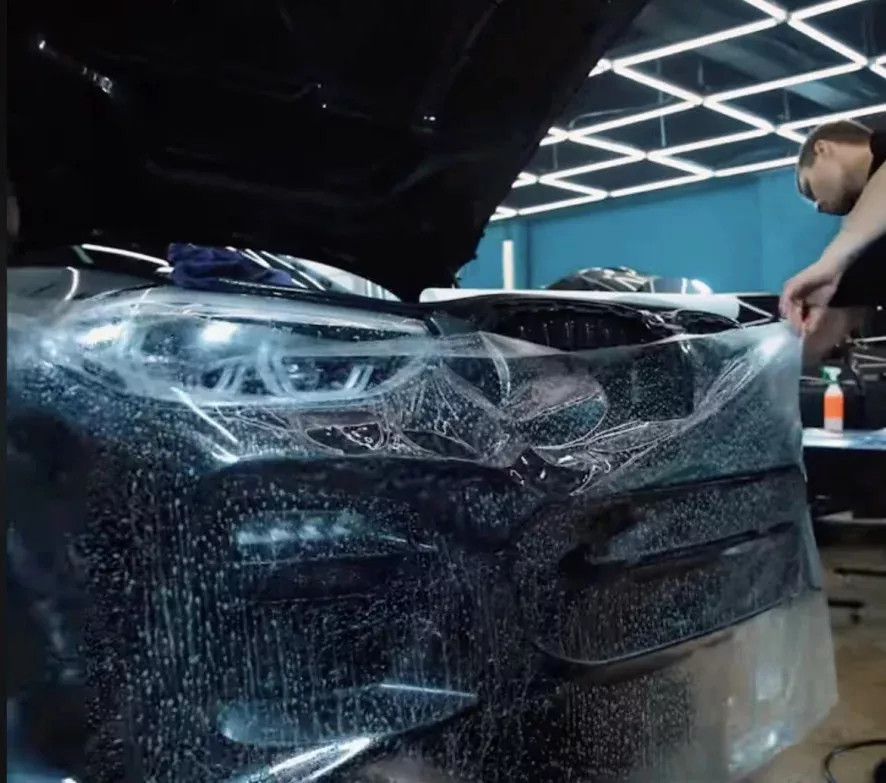 Автомобиль с частично защищённым кузовом антигравийной плёнкой