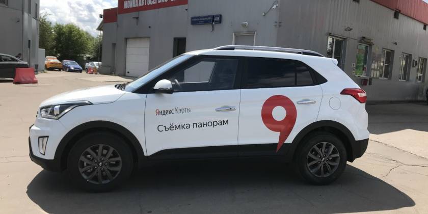 Частичная оклейка автомобиля Яндекс Карты с графикой на дверях