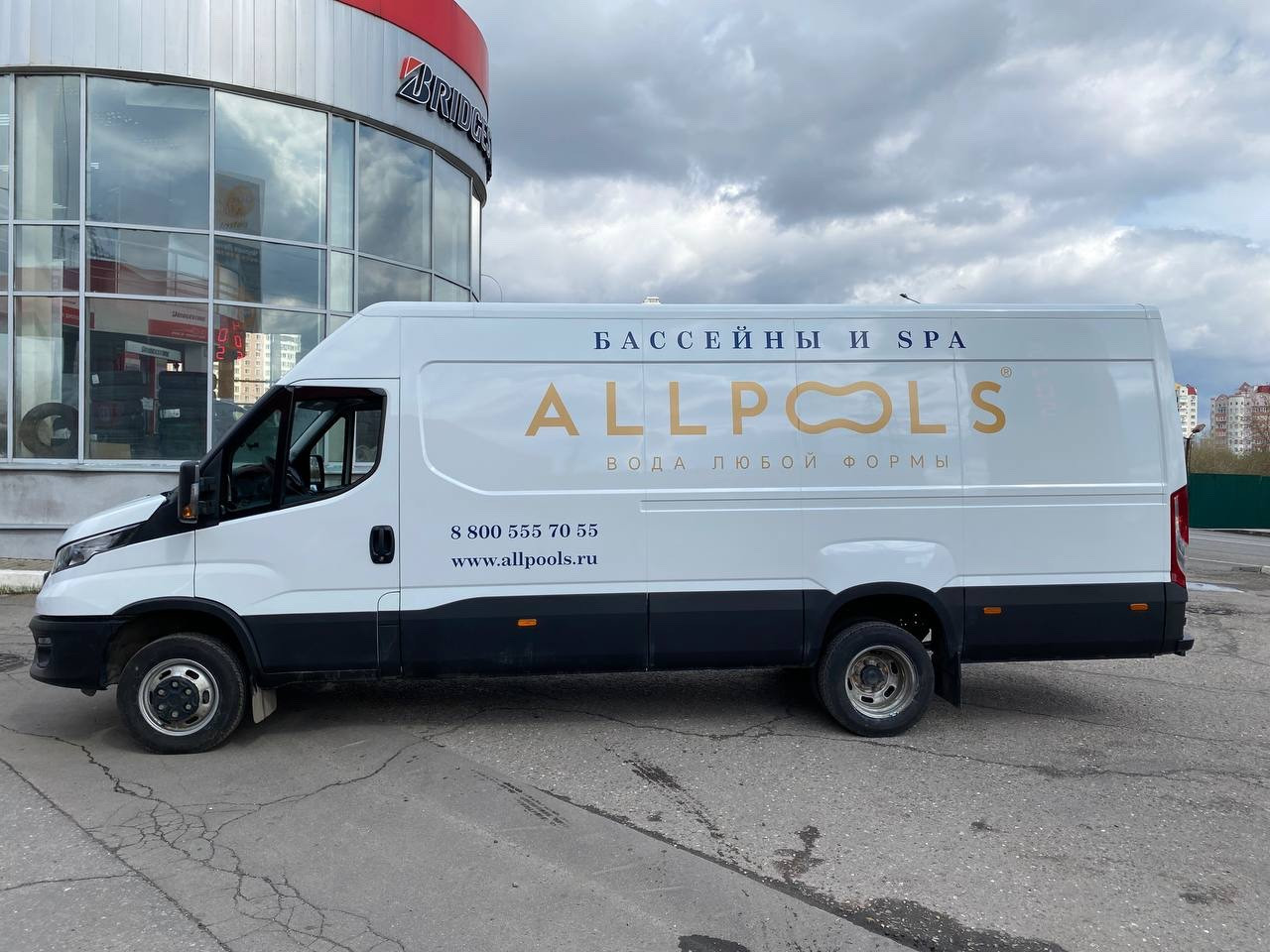 Брендированный фургон Allpools с рекламой на борту