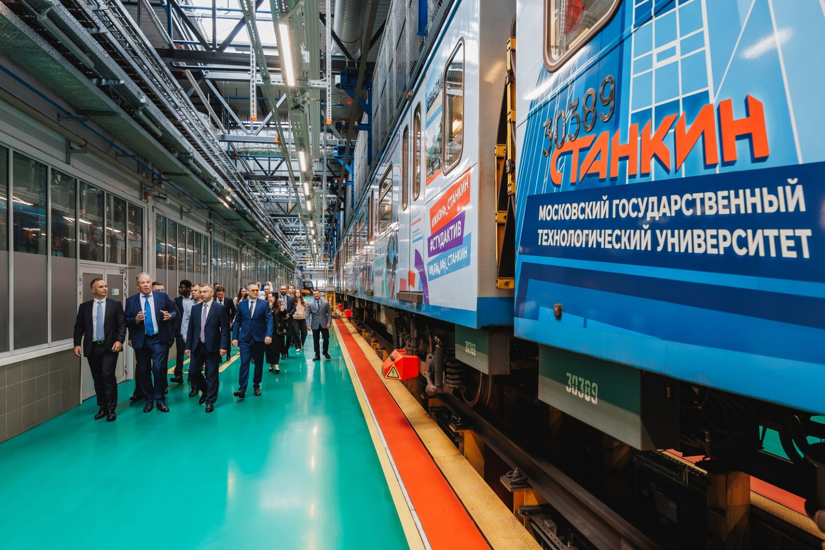 Оклейка борта поезда СТАНКИН