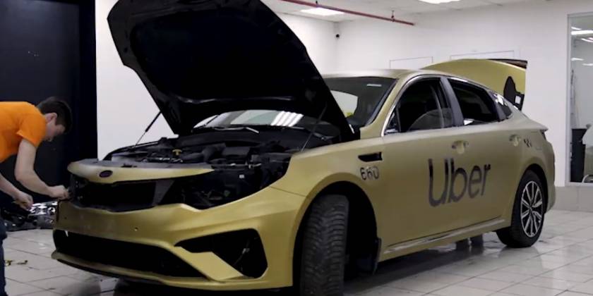 Брендирование такси Uber поверх оклейки золотой плёнкой