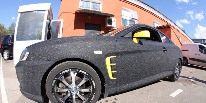 Оклеенный автомобиль черной пленкой с алмазной крошкой