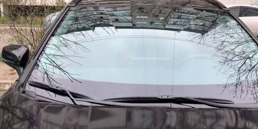 Атерсальная тонировка Luxman на лобовом стекле авто