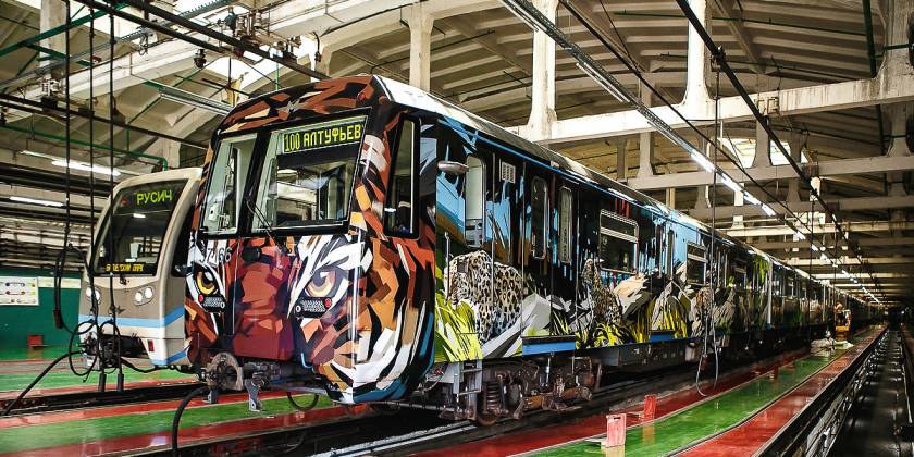 Брендирование пленкой составов в Москве creative team print амурский тигр