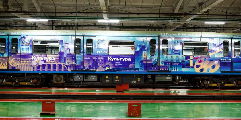 Оклейка вагонов метро