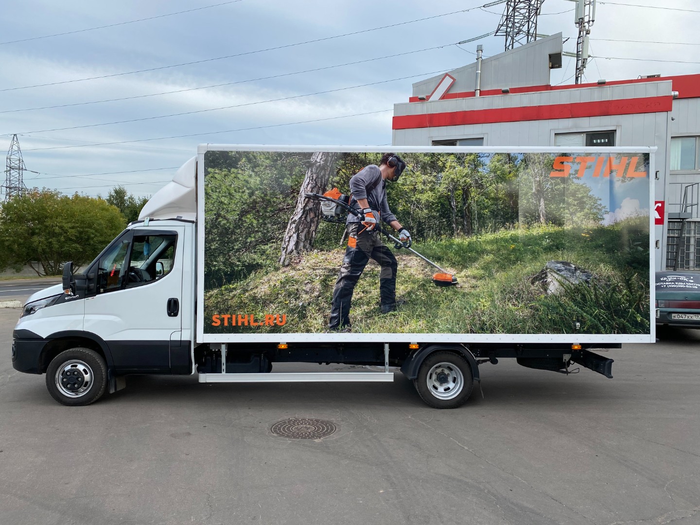 STIHL: оклейка двух фургонов как пример единого стандарта парка