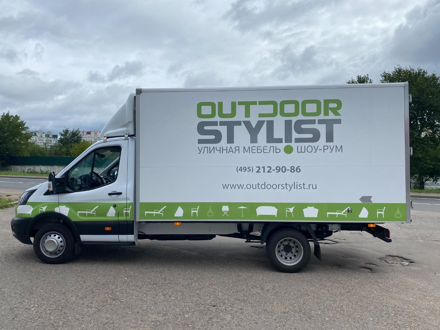 Брендирование транспорта мебельной компании: Уличная мебель — Ford Transit