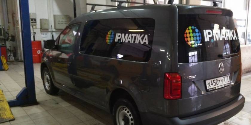 Дизайн рекламы с оклейкой стекла авто