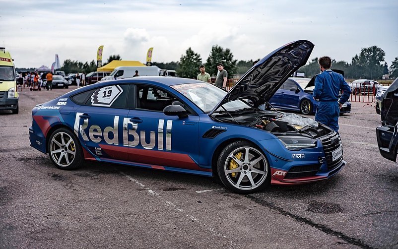Оклейка плёнкой машины для команды RedBull