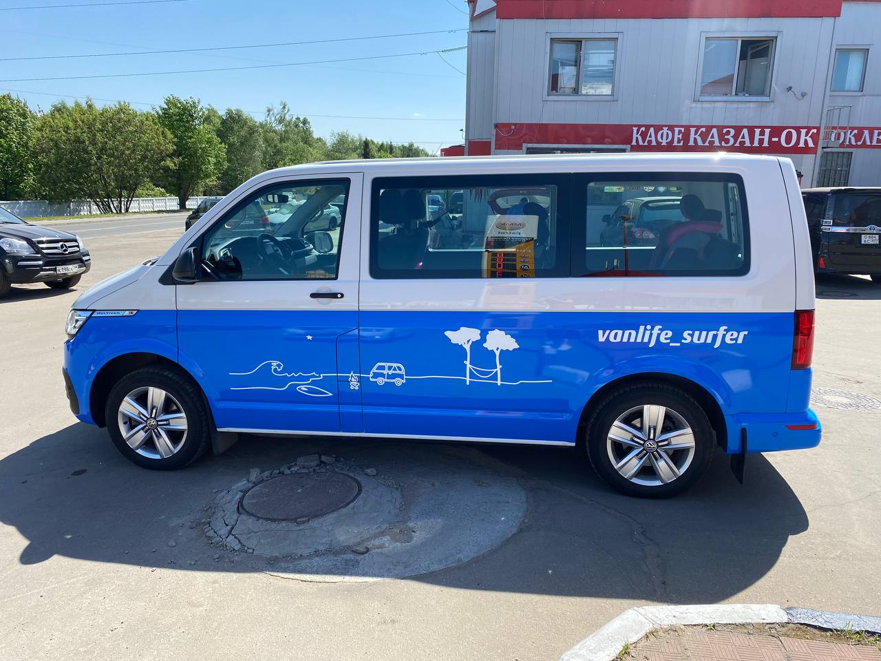 Частично оклеенный автомобиль