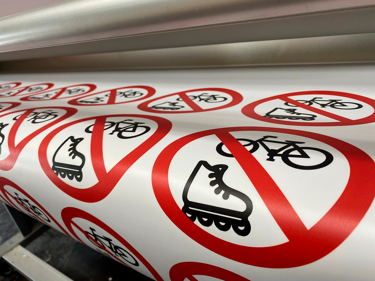 Печать круглых наклеек и стикеров