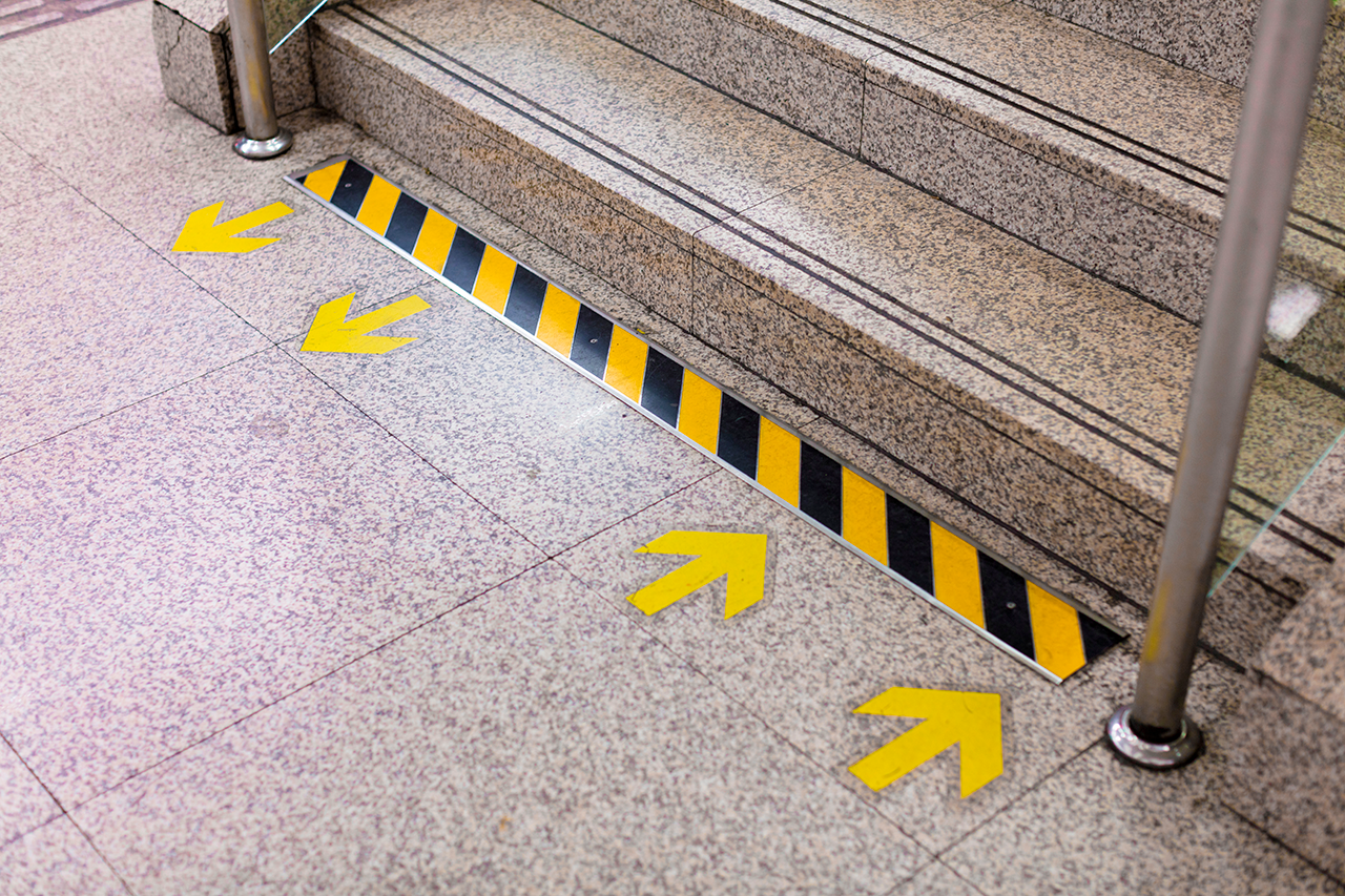 Печать наклеек на пол в Москве