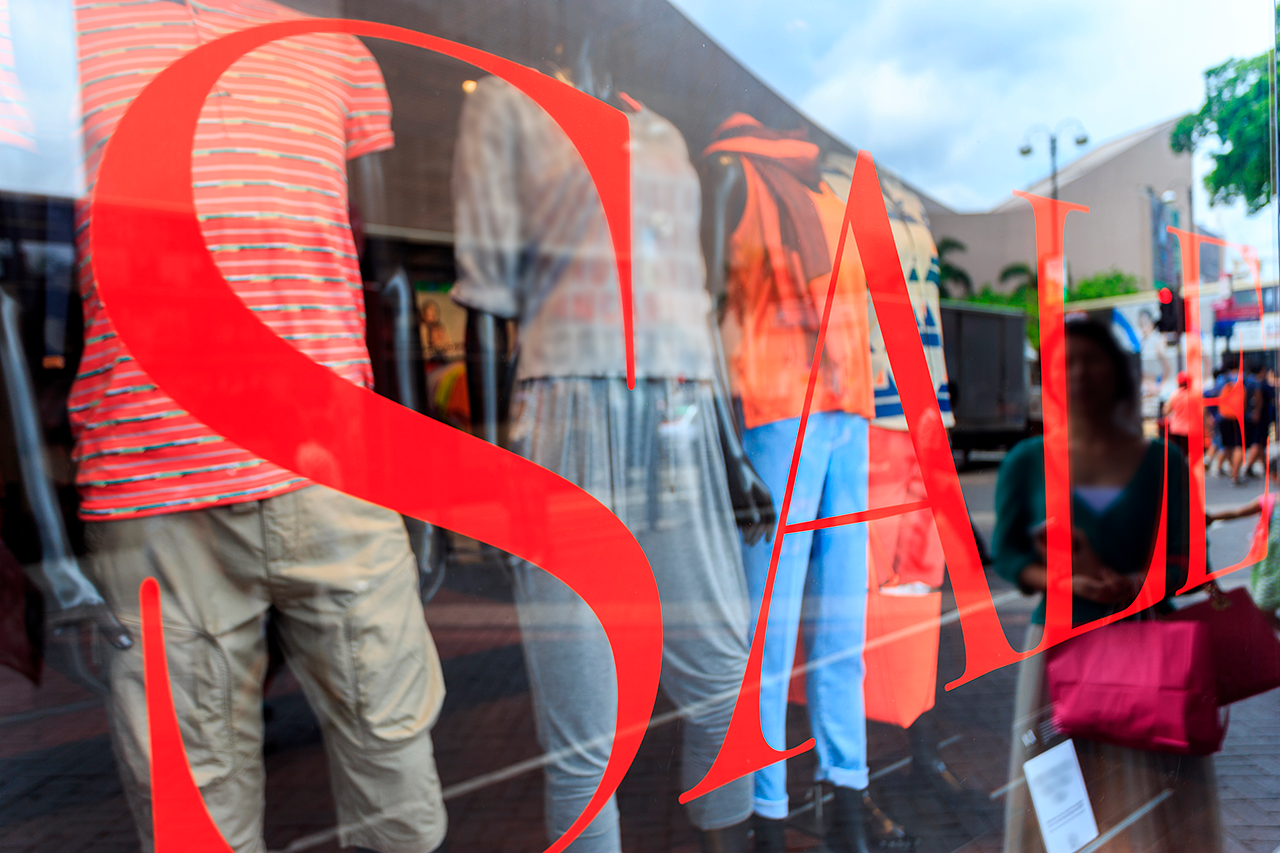 Оклейка витрины пленкой