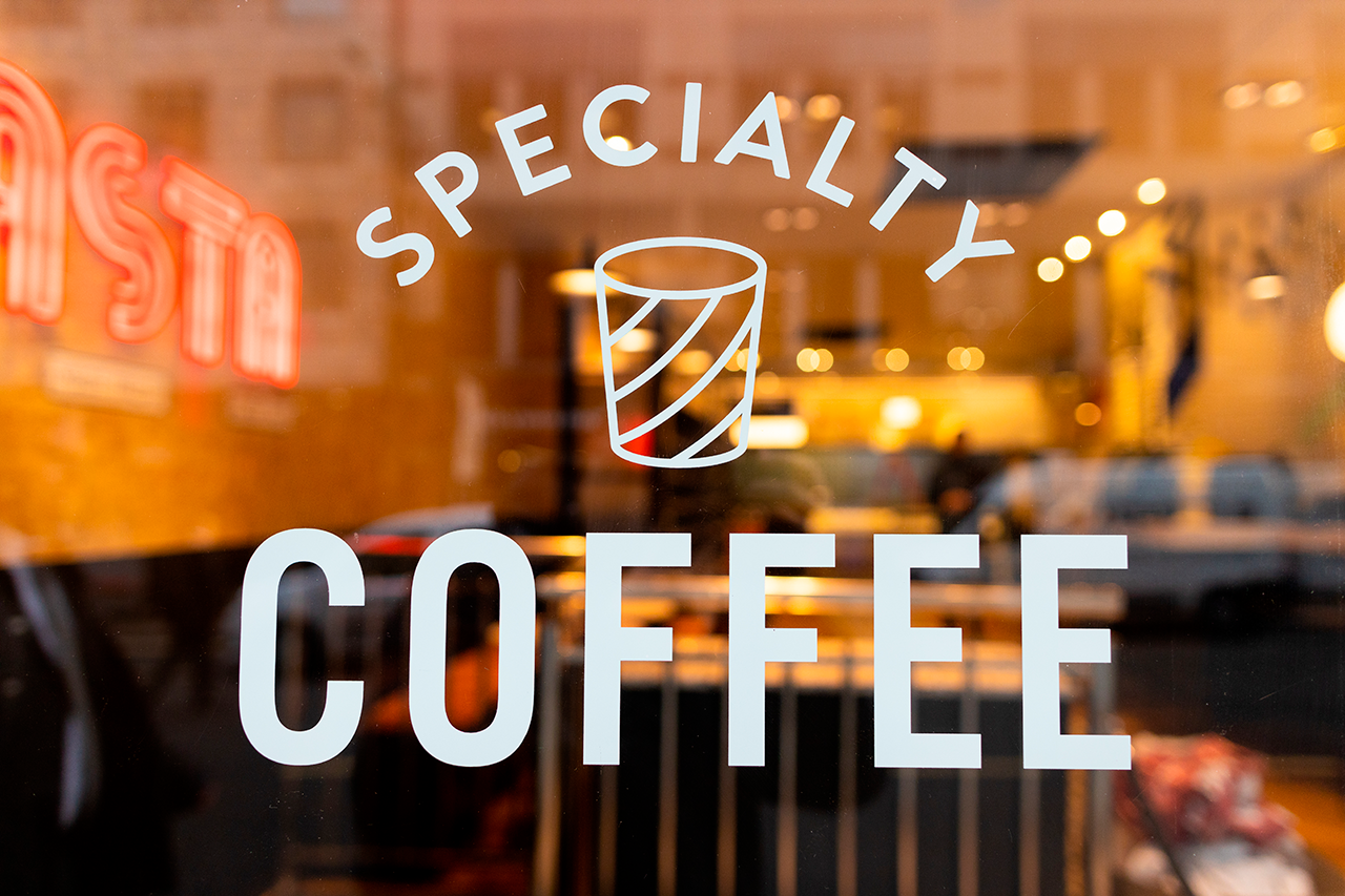 Оклейка витрин рекламой