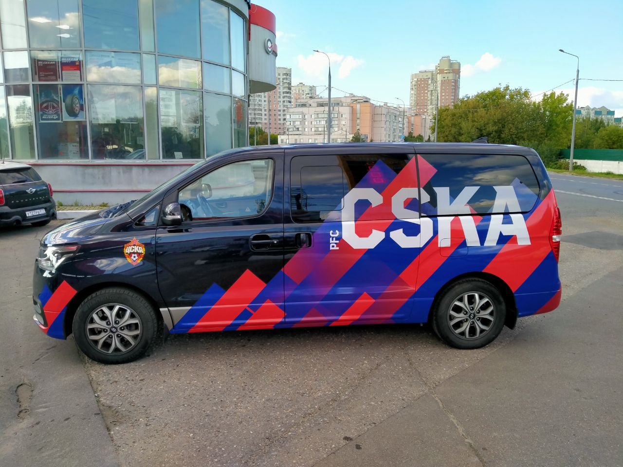 Реклама на микроавтобусе