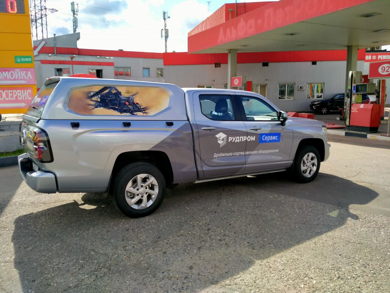 Брендирование внедорожника пленкой