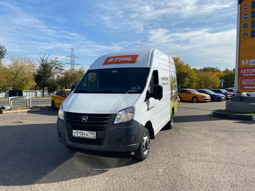 Процесс оклейки газели рекламной плёнкой в боксе Creative Team Print