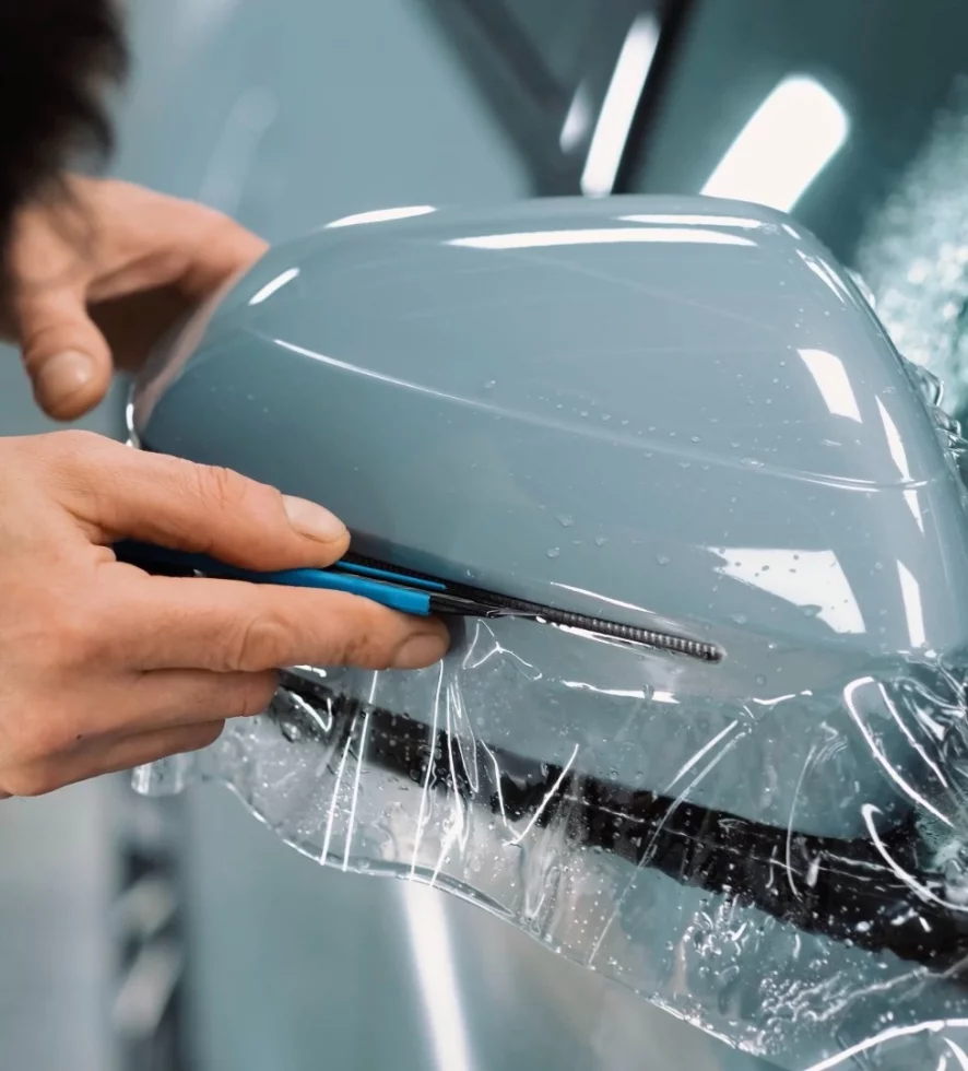 Процесс снятия защитной плёнки — аккуратное удаление