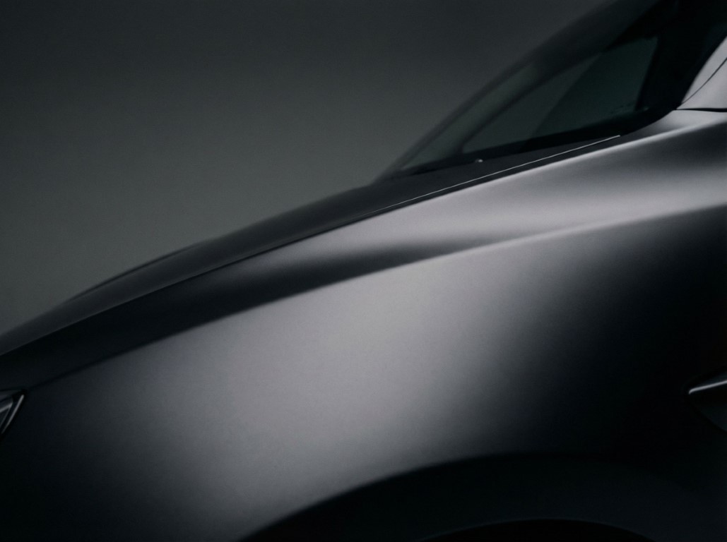 Матовая виниловая пленка на крыле черного автомобиля