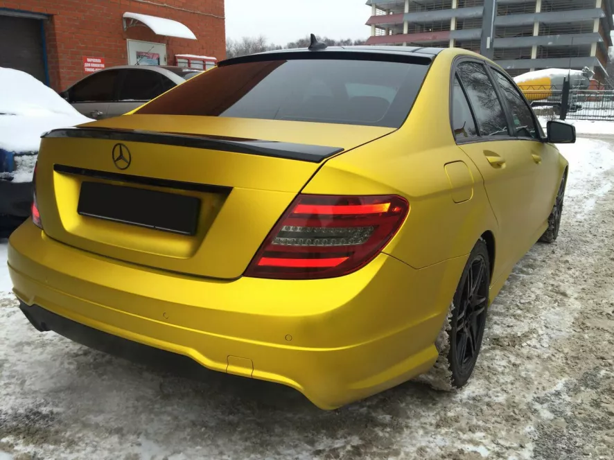 Матовый хром золотого оттенка на кузове автомобиля