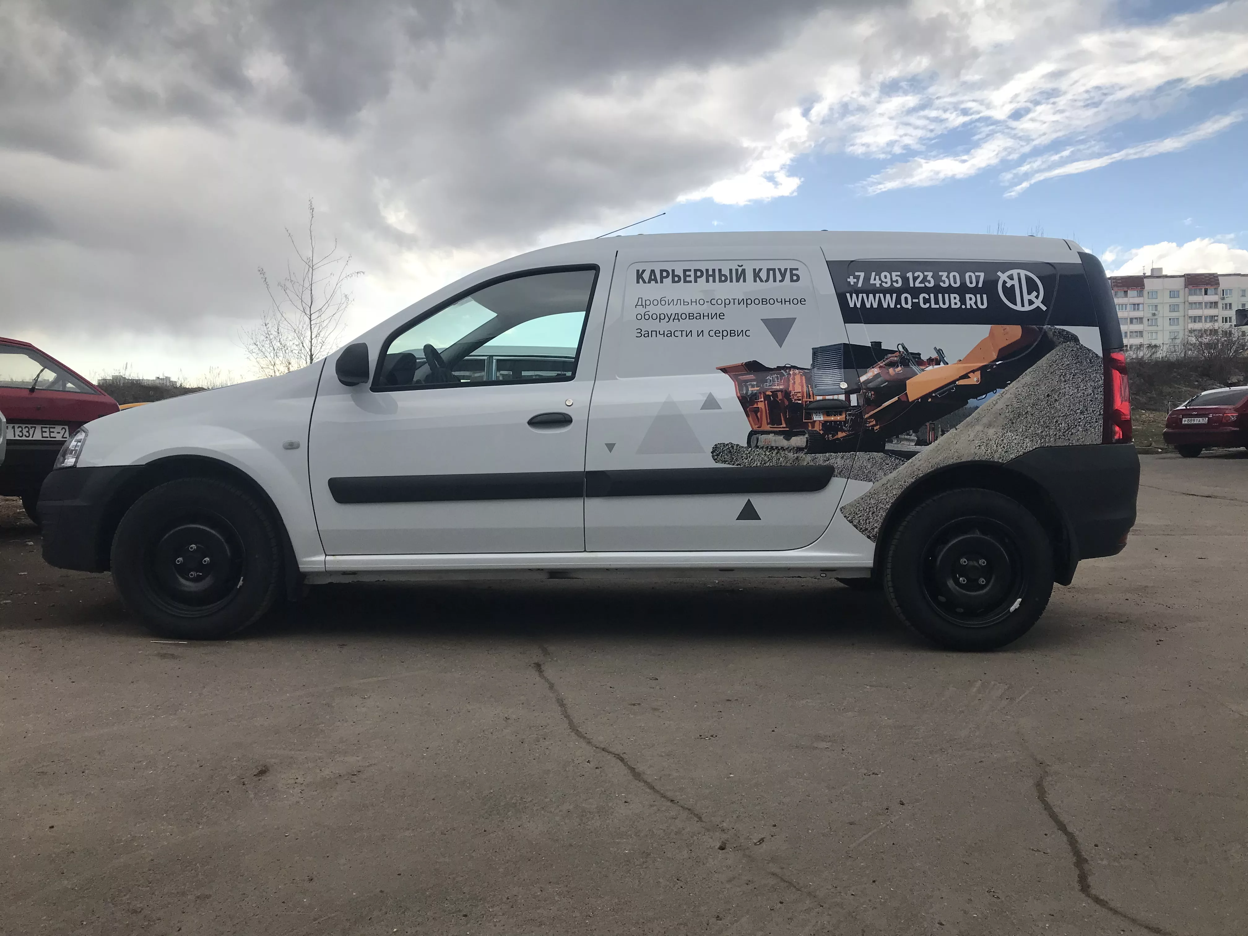 Брендирование Lada Largus для Карьерного клуба &mdash; дизайн Creative Team Print