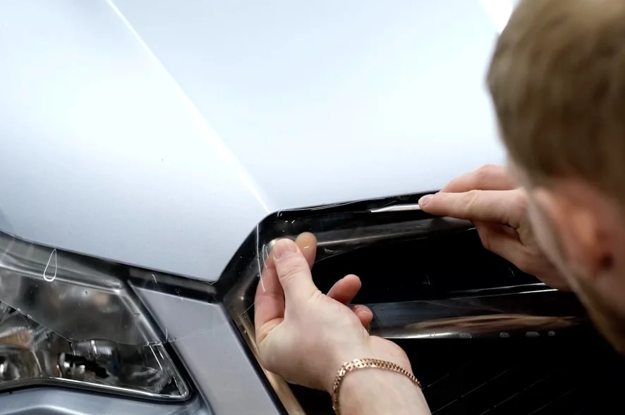 Подгонка полиуретановой плёнки по контуру фары автомобиля