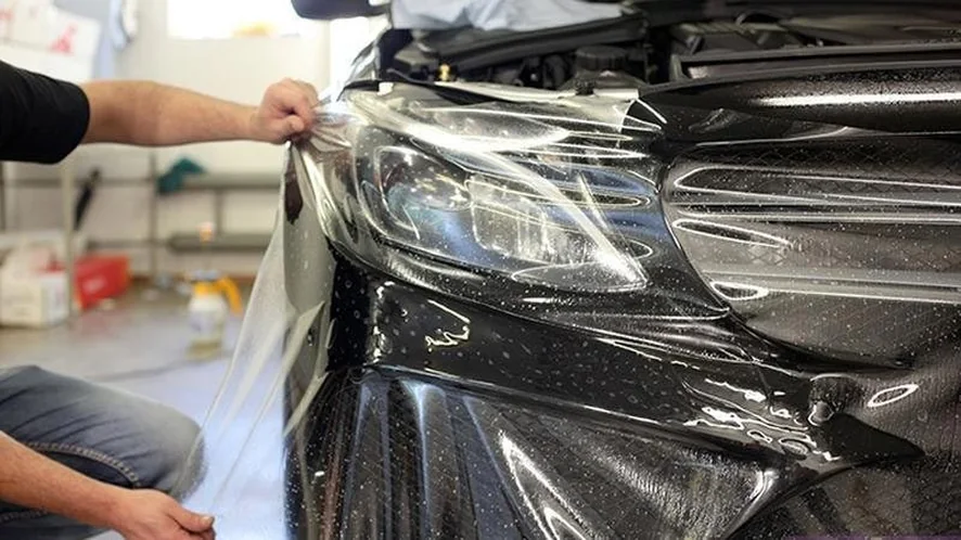 Оклейка фары защитной плёнкой в установочном боксе