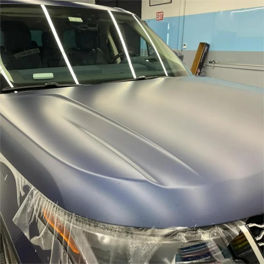 Фара и капот автомобиля в полиуретановой плёнке