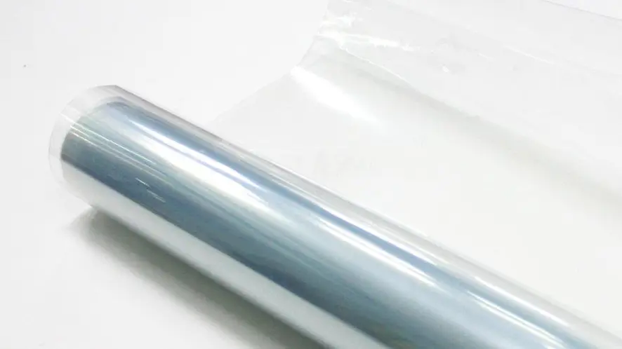 Процесс нанесения защитной бронеплёнки на фары автомобиля