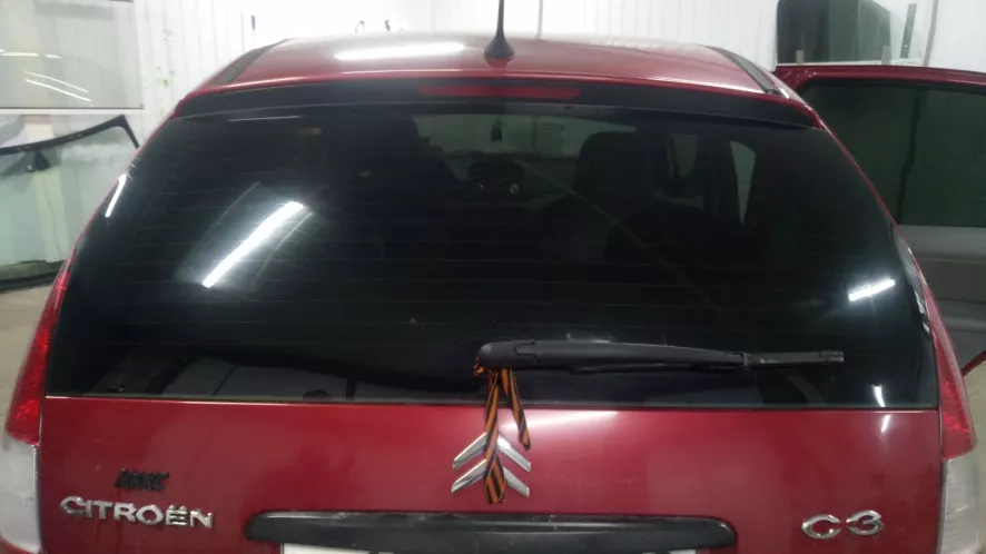 Процесс оклейки автомобиля виниловой плёнкой