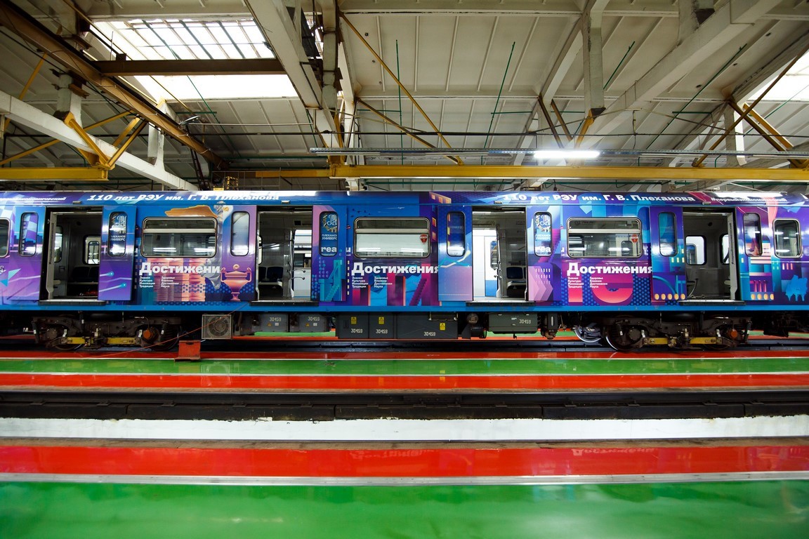 Оклейка вагона метро