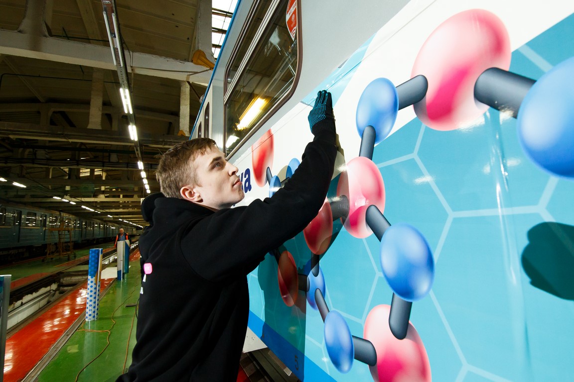 Оклейка вагона метро