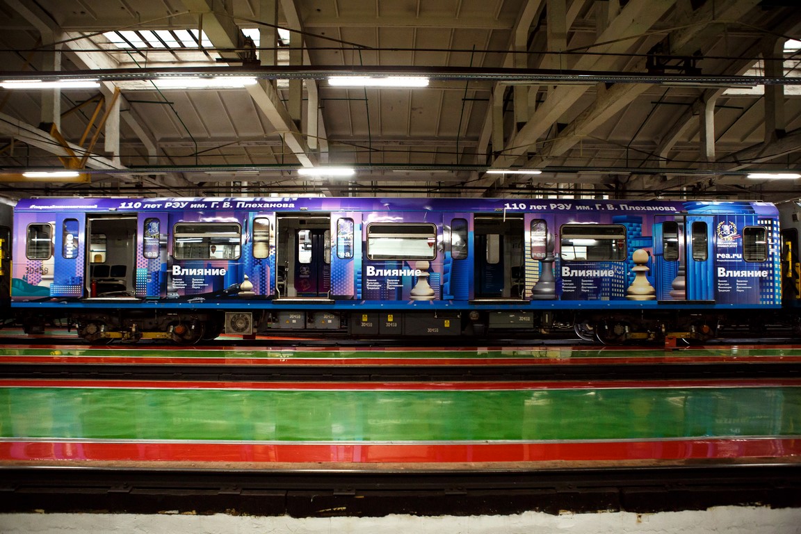 Оклейка вагона метро