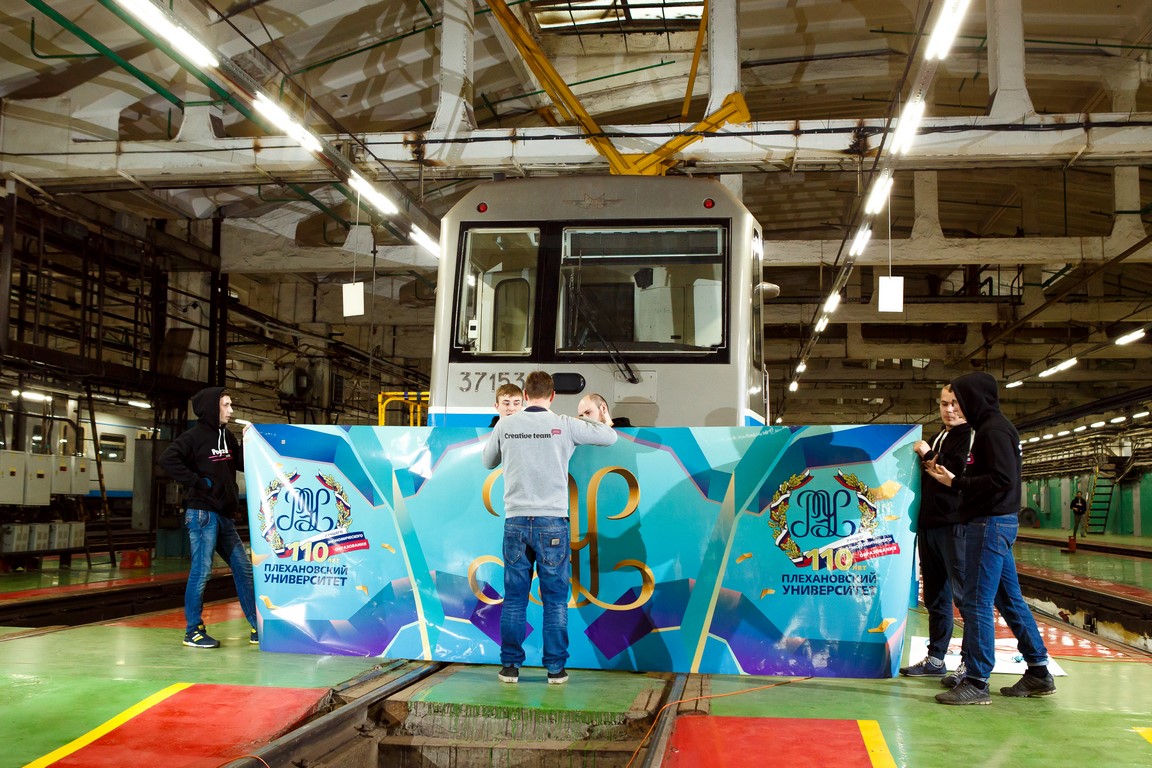 Оклейка вагона метро