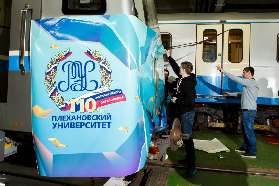 Оклейка вагона метро