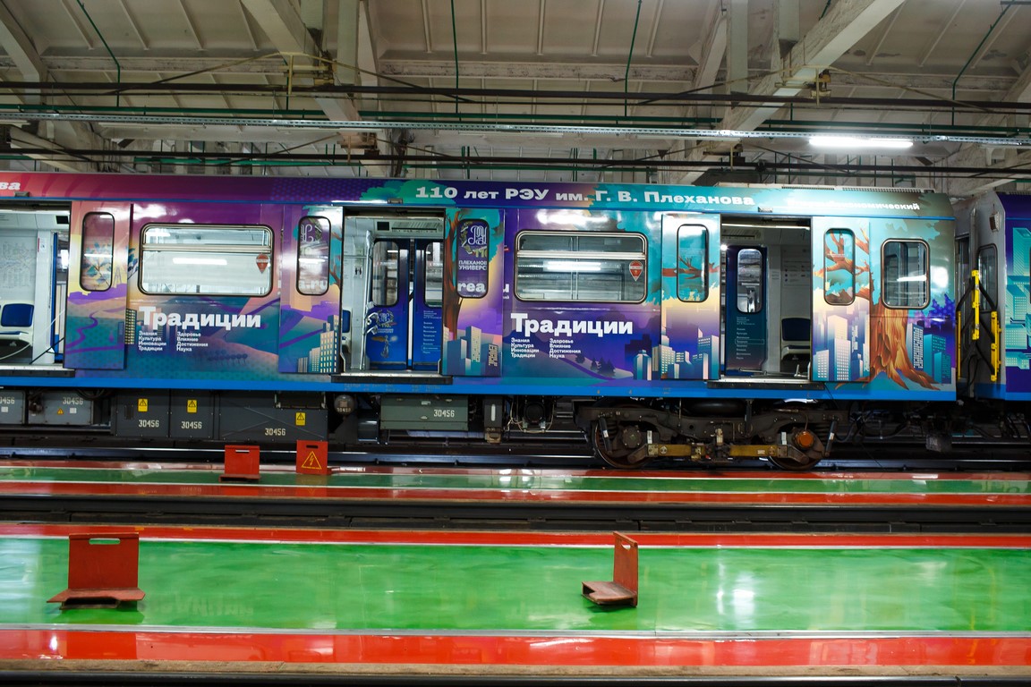 Оклейка вагона метро