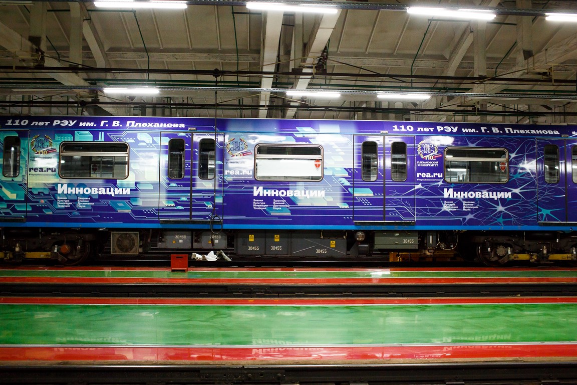 Оклейка вагона метро