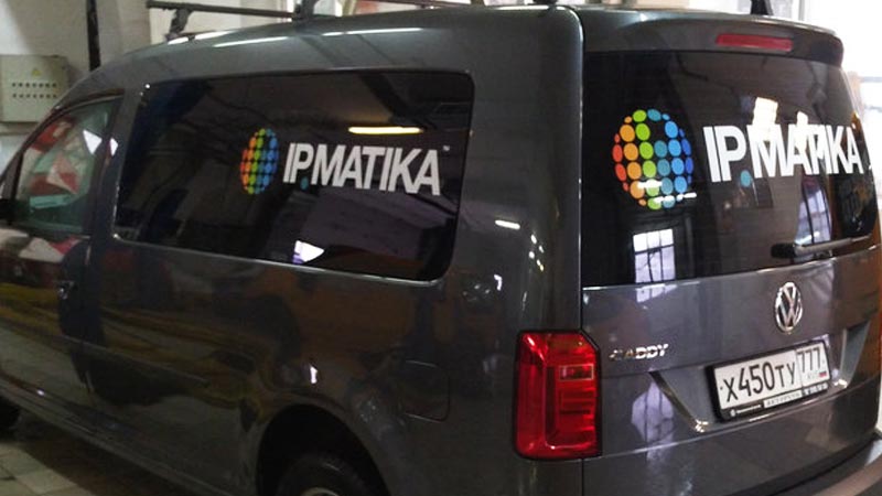Брендирование стекла автомобиля
