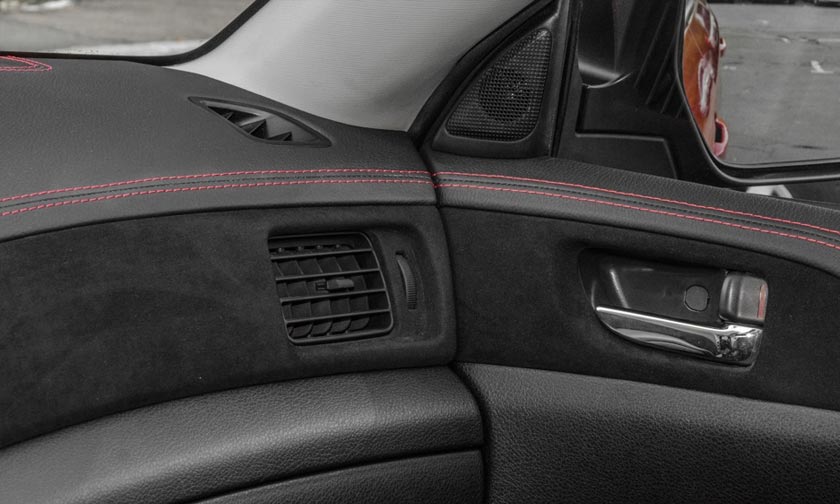 Оклейка салона автомобиля алькантарой на заказ, цена в Москве