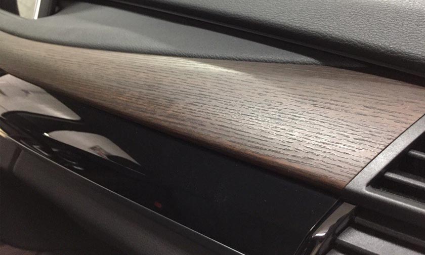 Оклейка салона автомобиля под дерево на заказ, цена в Москве