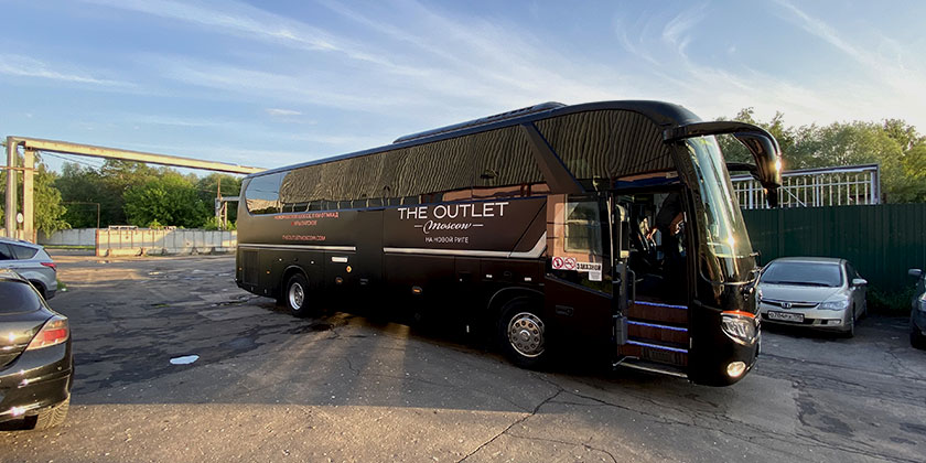 Брендирование и оклейка автобуса The Outlet